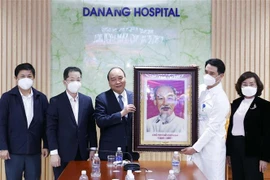 越南国家主席阮春福走访慰问岘港市医务工作者
