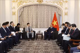 阮春福会见韩国一流经济集团代表