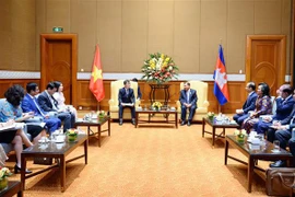 柬埔寨王国参议院主席赛冲会见越南电信集团懂事长兼总经理