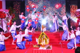 老挝留学生在顺化古都喜迎老挝传统新年
