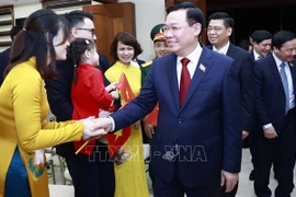 越南国会主席王廷惠探访越南驻菲律宾大使馆