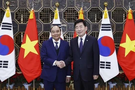 国家主席阮春福会见韩国国会议长金振杓