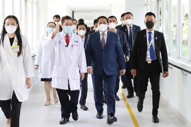 越南政府总理范明政造访金边大水镬医院和越柬电信公司