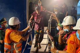 巴地头顿省：接收在海上遇险的300余名斯里兰卡公民靠岸