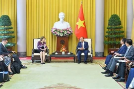 国家主席阮春福会见南澳大利亚州总督弗朗西斯•亚当森