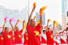 3000多名老年人参加养生操和瑜伽展演活动