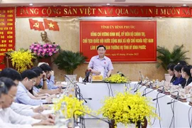 越南国会主席王廷惠与平福省委常委会举行工作会谈