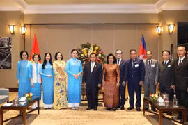 柬埔寨参议院主席赛冲会见越南妇联主席何氏娥和越柬友好协会主席阮氏清