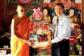 安江省领导开展报孝节慰问活动