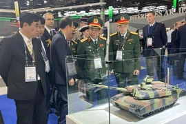 越南参加在法国举行的陆军武器展