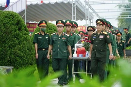 奠边省为在老牺牲的越南志愿军烈士举行追悼会和安葬仪式