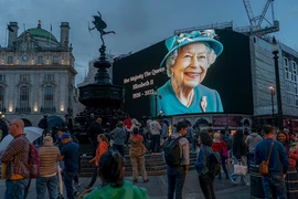 英国驻河内大使馆和驻胡志明市总领事馆为伊丽莎白二世女王设置吊唁簿 