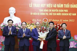 越南国家主席阮春福获颁40年党龄纪念章