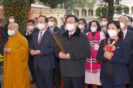 国会主席王廷惠前往升龙皇城上香缅怀国家功臣丰功伟绩