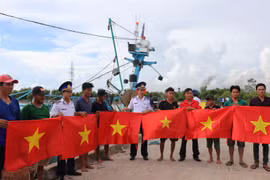 海警携手为西南部海域渔民出海捕捞保驾护航