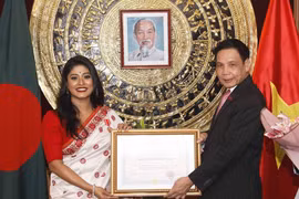 越南为３名孟加拉国公民颁奖