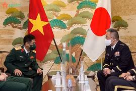 阮文义中将与日本陆上自卫队参谋长Yoshida Yoshihide大将举行会谈