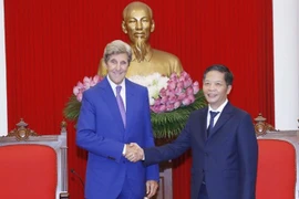 越共中央经济部部长陈俊英会见美国总统气候问题特使约翰·克里