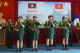 向年轻一代宣传有关越老的友谊情谊 