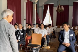 历届瓦莱奖学金获奖越南学生见面会在法国布卢瓦市举行