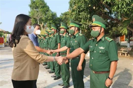 越南国家副主席和政府副总理向茶荣和山罗省优抚家庭和贫困群众拜年