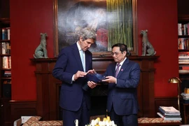 越南政府总理范明政会见美国总统气候问题特使约翰·克里