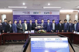 越南国会主席王廷惠走访老挝—越南联营银行
