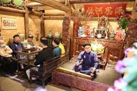 来到河内古街感受民族传统春节氛围