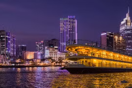 乘船观赏西贡河的旅游线路：游客不可错过的完美体验