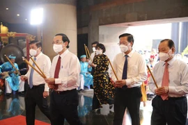 2022年雄王节：胡志明市领导向各位雄王进香