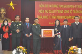 越南国防部部长潘文江大将在永福省开展春节走访慰问活动