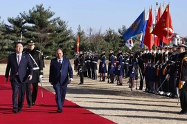 韩国总统举行仪式 欢迎越南国家主席阮春福访韩