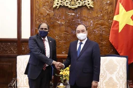 越南国家主席阮春福会见新加坡驻越大使和埃及驻越大使