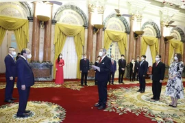 越南国家主席阮春福会见递交国书的墨西哥和美国驻越大使