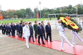 南方解放国家统一47周年：越南党和国家领导人拜谒胡志明主席陵墓