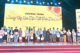 越南橙剂受害者日：岘港市向橙剂受害者送去慰问品