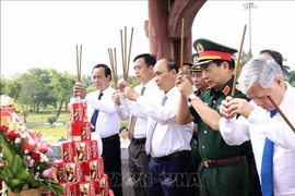 国家主席阮春福在广治古城堡特殊国家遗址向英雄烈士敬香