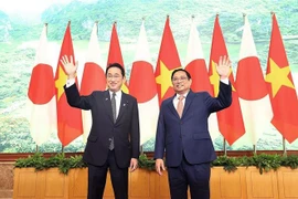 越南政府总理范明政与日本首相岸田文雄举行会谈