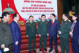 越南国会主席王廷惠探访贺年河内首都武装力量