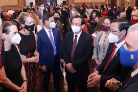 胡志明市政府领导会见外国驻该市总领事和国际组织代表