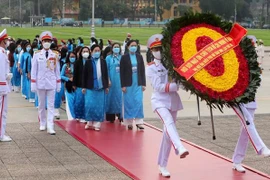第十三次全国妇女代表大会代表入陵瞻仰胡志明主席遗容