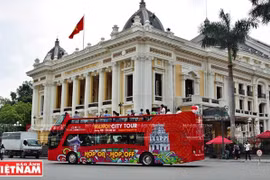 河内为参加第31届东运会代表提供免费“河内之旅”双层巴士观光服务