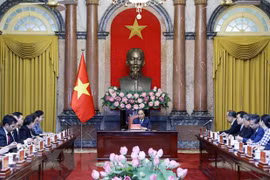 越南国家主席阮春福会见老挝国家主席办公厅主任肯玛尼•波尔塞娜