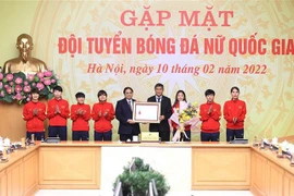 政府总理范明政会见载誉归来的国家女子足球队