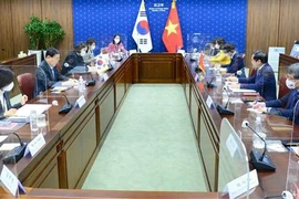 裴青山与韩国外交部部长郑义溶举行会谈
