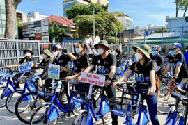 胡志明市近500名青年志愿者参加2022年“地球 一小时”启动活动