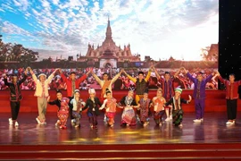 越老关系60周年：老挝国家艺术团艺术表演亮相岘港市
