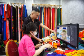 组图：越南著名设计师渴望将越南奥黛的形象推向世界各地