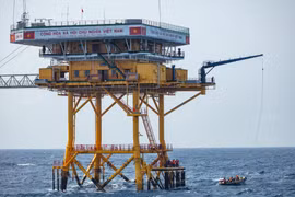 组图：屹立在汹涌波浪中的DK1海上高脚屋