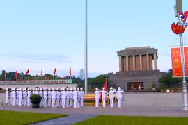 在9·2国庆神圣日子里一起向国旗敬礼